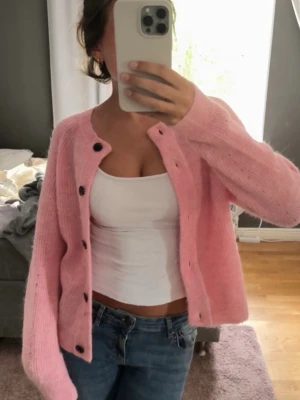 Stickad kofta - Jättemysig ljusrosa kofta som tyvärr aldrig kommit till användning!💓Prislapp sitter kvar. Nypris 700kr