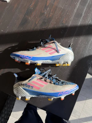 Adidas F50 Remake UCL Limited Edition - Fotbollsskor Adidas F50 Remake champions league. Storlek 41 1/3. Bra skick, någon liten separation se bilder, men inget farligt alls. Sjukt limiterade! Sulor fattas.