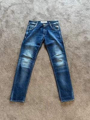 Replay jeans - Säljer nu dessa Replay jeans i mycket bra skick, skriv för fler bilder/frågor😊