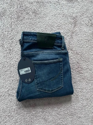 Handpicked jeans W30 – helt nya med tags – blå - Säljer ett par helt nya Handpicked jeans i blå denim. Aldrig använda, alla tags kvar. Storlek 30! Nypris runt 3000!!