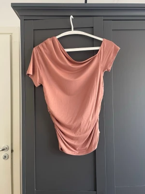  offshoulder topp, Gina Tricot - m  - Snygg offshoulder topp i rosa/brun från Gina Tricot. Är i storlek M men skulle även passa en S. Aldrig använd, är i nytt skick!! 💗💗