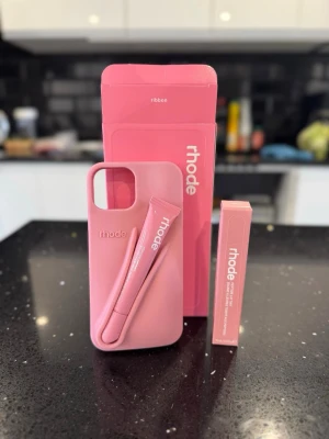Rhode skal och liptint - Passar iphone 13/14/15. Helt nytt oanvänt. Allt på bilden följer med! 