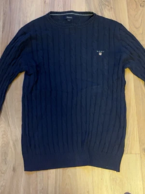 Kabelstickad tröja - Snygg tröja från gant i bra skick.  Hör av dig vid frågor.