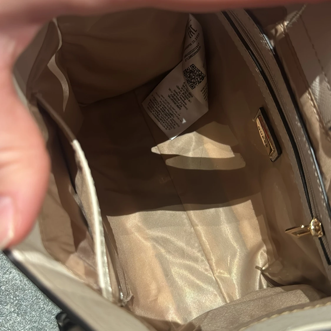 Beige handväska från Guess - 2