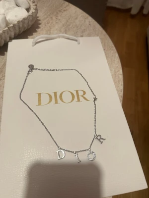 Dior halsband silver  - Helt nytt. I silver. 