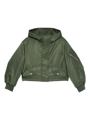 Grön cropped Stand Studio bomberjacka med huva - Stilren grön bomberjacka i cropped modell med huva och breda muddar. Jackan har två fickor framtill med tryckknappar och en ärmficka med dragkedja. Tillverkad i glansigt material som ger en modern look.             Aldrig använd. Matilda-jackan är lätt vadderad och har en kort, rundad silhuett. Den har huva, dragkedja framtill, fickor med lock och ribbade muddar. Den har en avtagbar quiltad vast med foder i fuskpals, som aven kan baras separat. Storlek 34. Är som en 36:a. Oversized i storlek