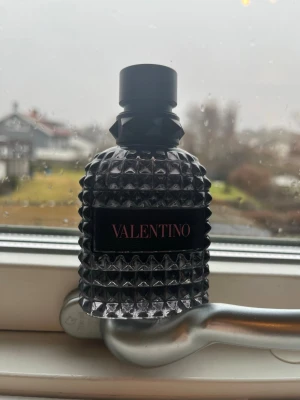 Valentino parfym 50 ml – ca 40 ml kvar - Säljer en riktigt exklusiv parfym från Valentino i den ikoniska mörka nitprydda glasflaskan. En lyxig och edgy design som verkligen sticker ut och känns både modern och kraftfull. Perfekt för dig som vill dofta exklusivt och självsäkert 😌✨Passar lika bra till vardag som kväll.  Flaskan är 50 ml och det är cirka 40 ml kvar, se bild för nivå. I fint skick och har förvarats väl. Varan är givetvis äkta. Batch kod förekommer och man ser på flaskan att den är äkta.  Nypris ligger betydligt högre 💸