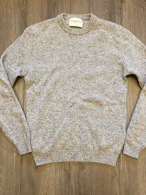 Grå stickad tröja  - Snygg grå stickad tröja från These Glory days. Säljes i bra skick utan defekter. Storlek s! Hör av er vid frågor