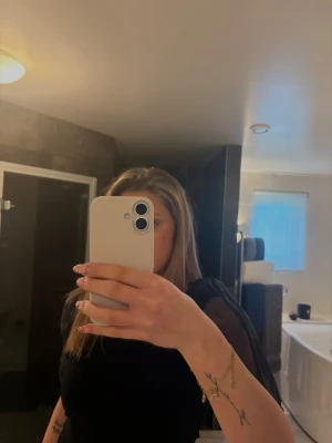 Svart topp - Säljer en svart blus med ballongärmar. Perfekt  till vardag och till utgång.  Blusen har en enkel rund halsringning och är lätt att matcha med olika outfits.🖤