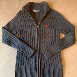 Mörkblå stickad tröja från Polo Ralph Lauren - Säljer stickad Ralph lauren tröja i fint skick.