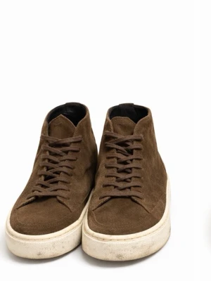 Mörkgröna mockasneakers från Massimodutti - Snygga Gröna sneakers i mocka från Massimodutti med vita sulor och klassisk snörning. Skorna har en mellanhög design som ger en cool och avslappnad vibe. Perfekta för dig som gillar stilrena och trendiga sneakers i ett mjukt material.