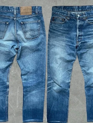 Vintage Crocker jeans - Snygga blå vintage Crocker jeans i väldigt bra skick förutom en liten slitning på höger ben.