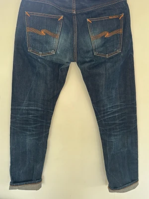 Grim Tim dry selvedge jeans  - Tjena säljer ett par riktigt snygga nudie jeans i moddelen grim Tim. Dom är i dry selvedge som är ett väldigt populärt tyg som får snyga fades när man andvänder dom det är storlek w29 L30