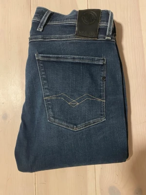 Replay Anbass hyperflex  - Tja, säljer nu ett par replay anbass hyperflex jeans med snygga slitningar i mycket bra skick, jeansen har en snygg blå färg som matchar med mycket, ‼️obs‼️hör av er vid minsta fundering W31 L32
