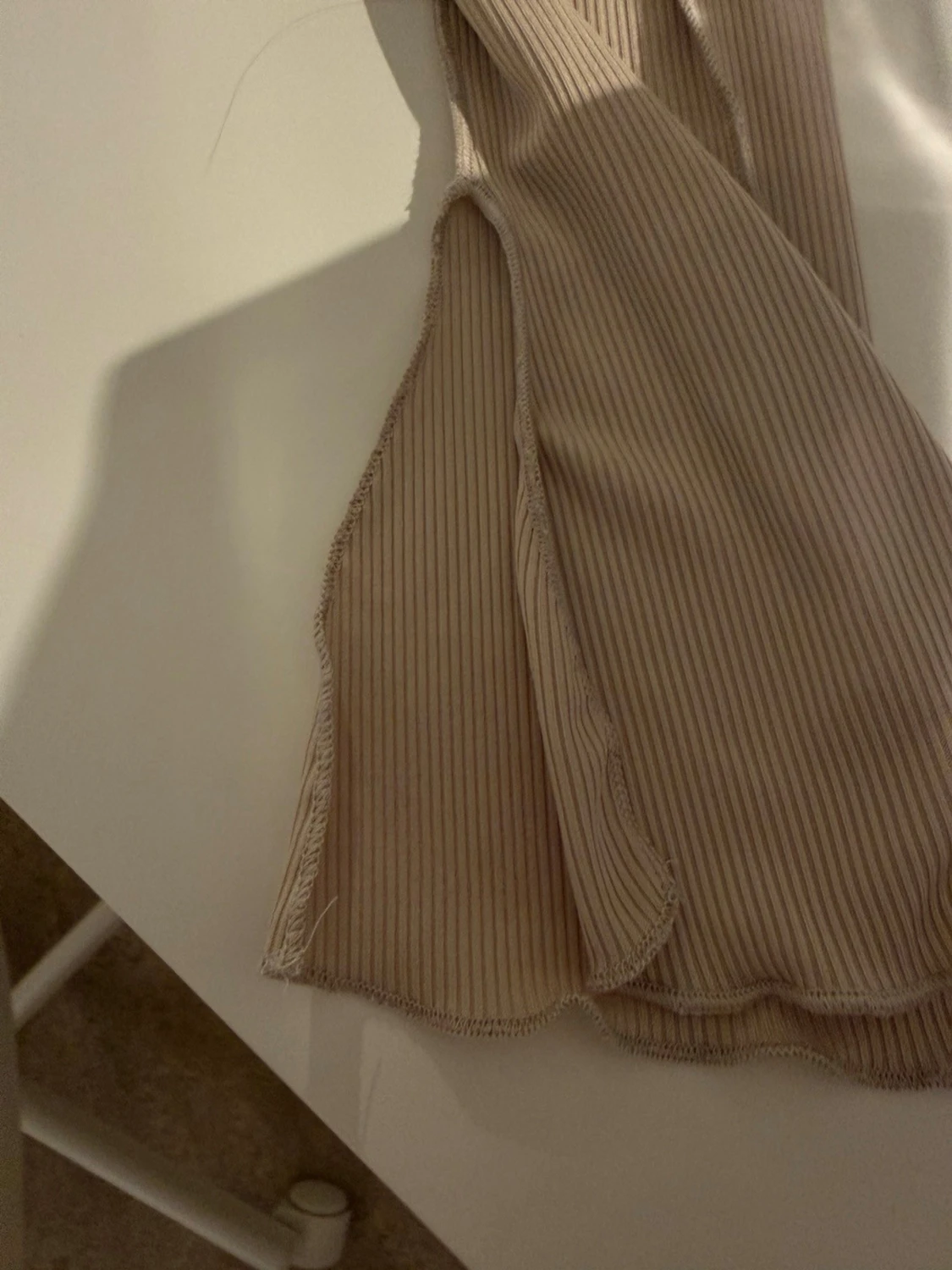 Beige croppad ribbad topp med knyt - 2