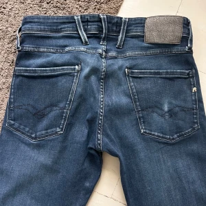 Mörkblåa Replay Anbass Jeans - Väldigt snygga Replay Anbass jeans med stilren wash. | W30 L32 | Nypris: 1699kr | Riktigt bra skick | Skriv vid minsta fundering!