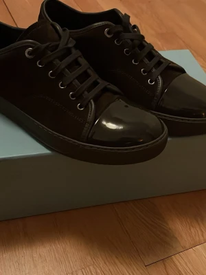 Lanvin dbb1 - Säljer nu ett par riktigt fina Lanvins då de var för små för mig. De är nästan helt nya, använda 3 ggr och i riktigt fint skick.  De är storlek uk 8, alltså ca 42-43 . Nypris ~5000kr. Det följer med box o extra snören, skriv gärna vid fler frågor😁