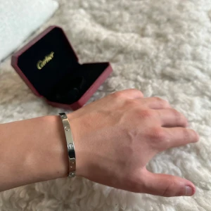 Armband från carti  - Storleken är 17cm. Den är helt oanvänd och ser riktigt bra ut. Box osv medföljer. För mer frågor och bilder är det bara att skriva 