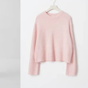 Rosa stickad tröja - Säljer en söt och mysig rosa stickad tröja från Gina tricot yong! Tröjan har en oversized men fortfarande croppad design som är perfekt för kyliga dagar! Säljer då den inte kommer till användning💗