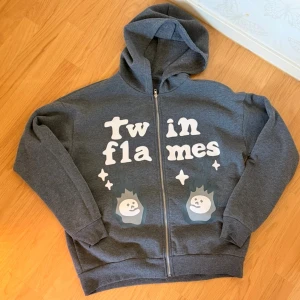 Zip up  - never used, bought from vinted and reselling cause it didn’t fit me 