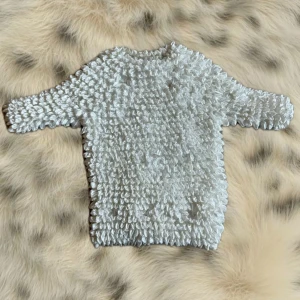 Vit topp med struktur - Supersöt vit topp med unik ribbad struktur och korta ärmar. Toppen har en tight passform och är stretchig, vilket gör den riktigt bekväm. Perfekt att styla till både jeans och kjol för en trendig look. Passar Xs-M, jag har storlek 40. 