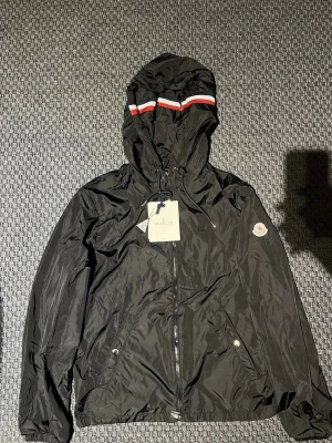 Svart vindjacka Moncler - Svart moncler vindjacka. Storleken passar som S-M. Ifall ni har några funderingar så är det bara att fråga. Redo för att skickas direkt.