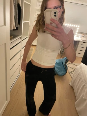 Juicy couture byxor - Svarta juicy couture byxor, den saknar en liten metallbit men det märks knappt