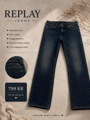 Mörkblå raka jeans från Replay - Säljer ett par mörkblå jeans från Replay med    rak/slim passform och klassiska detaljer. Jeansen har snygg fade. Det köpta nya för 1500 så de är ute för ett dunder pris, speciellt när de inte har några skador alls.                                                     Diskutera pris? Bara att fråga!