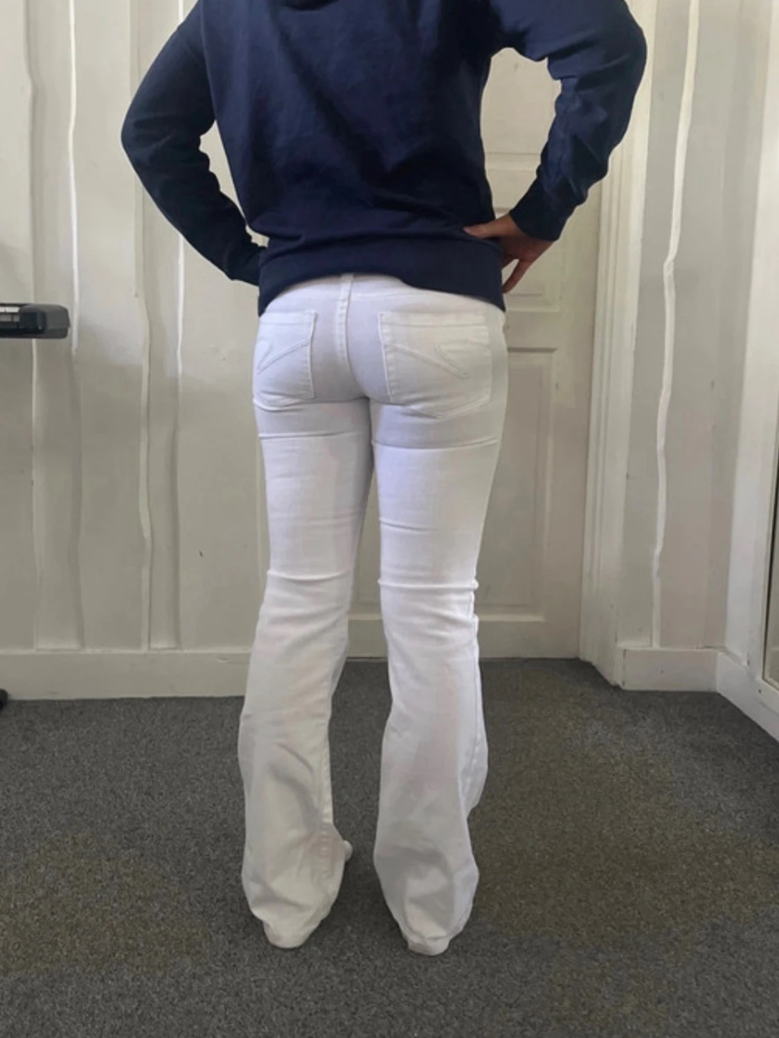 Vita bootcut jeans med låg midja