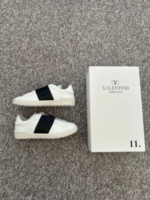 Valentino Svart - Feta Valentinos i nyskick med ett billigt pris, perfekta inför den kommande sommaren☀️                                                             Påse samt dustbag ingår, skriv om du har frågor om skorna. Storlek 41 i färgen Svart