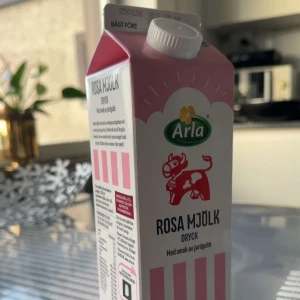 Rosa mjölk - Säljer nu den trendiga rosa mjölken som är väldigt svår att få tag på. Den var den sista förpackningen som var kvar på hyllan där jag köpte så passa på då det tar slut snabbt! Smaken är helt otrolig!🩷kan skicka från och med idag eller ses och ge. 