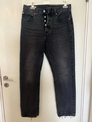 Mörk gråa Levi's 501 jeans - Mörk gråa Levi's 501 jeans med rak passform, Storlek: W30 L30.