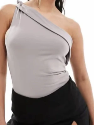 Body från Abercrombie & Fitch helt ny - Snygg taupe färgad body med oneshoulder-design och knytdetalj på axeln. 