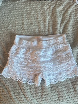 Vita spets shorts  - Snygg spets shorts från Gina tricot som jag bara använt 2 gånger💕