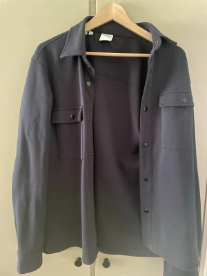 Mörkblå overshirt från selected homme - Snygg overshirt från selected homme. Nästan helt oanvänd. Nypris 800kr, mitt pris 199kr
