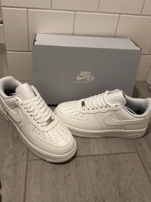 Vita skor - Klassiska af1 sneakers. Perfekt till alla outfits och mycket cleana!!