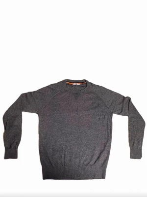 J lindeberg  - Säljer en stickad tröja från J.Lindeberg. Stilren modell med mjuk känsla som passar både till vardag och mer uppklädda outfits. ✔ Mjuk och skön kvalitet   ✔ Lätt att matcha   ✔ Väldigt fint skick   Hör av er vid frågor✅ Skickas snabbt 📦
