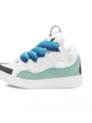 Lanvin sneakers vita med blå/gröna oversize-snören - Unika vita sneakers med breda blå och gröna snören i . Skornagg har svarta detaljer på tå och häl samt en ljusblå panel på sidan. Ovandelen är i läder och sulan är vit och robust. Perfekt för dig som vill sticka ut med din stil.