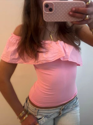 One shoulder rosa volangtopp  - Såå fin one shoulder rosa volangtopp ! Jag är 168 och det är mina bilder, köp via köp nu direkt eller Swish, kvar tills markerad som såld 💖 obs- barnstorlek men passar xs!