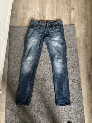 Jack and Jones jeans  - Säljer nu min Jack and Jones jeans på grund av att dem börjar bli för små. Passformen på jeansen är Slim/glenn. Hör av er vid intresse!