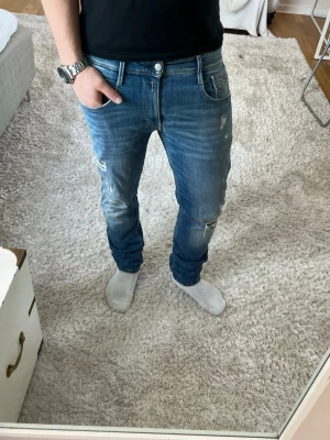 Replay jeans med slitningar  - Replay anbass Jeans | skick 9/10 | Storlek 32/32 | Pris - 599kr | Modellen är ca 180cm lång | Hör av dig vid minsta fråga eller fundering!!