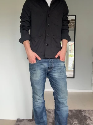 Studio Total overshirt - Riktigt snygg svart overshirt från STUDIO TOTAL. Storleken är M. Tveka inte på att höra av dig vid eventuella frågor och funderingar!😊✌️