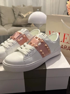 Valentino Garavani Rockstud Sneakers – Vit/Rosa – Flera storlekar - Valentino Rockstud till riktigt bra pris. Exklusiva och stilrena skor med hög kvalitet. Finns i flera storlekar och redo att skickas direkt.    Jag erbjuder bra service, snabba svar och snabb frakt 📦 Vid köp av flera produkter får du extra bra rabatt. Har du frågor? Tveka inte att höra av dig 😊