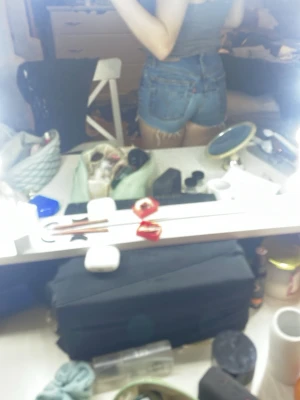 Levi's blå jeansshorts mellan midjade - Klassiska blå jeansshorts från Levi's med mellan midjade och råa, fransiga benslut. Shortsen har två bakfickor och en ikonisk läderpatch bak. Perfekta för en avslappnad och trendig sommarlook.