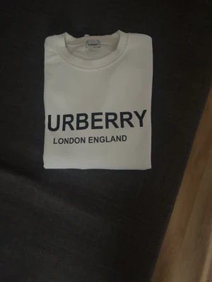 Burberry Tröja storlek L - Snygg stickad sweatshirt från burberry med svart bokstäver 