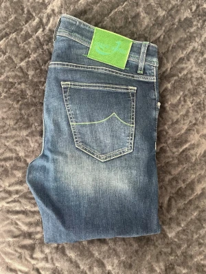 Jacob Cohen Jeans 622 - Hej! Säljer nu dessa snygga Jacob Cohen jeansen i modell 622! De har en snygg grön patch och är i dunder skick! Storlek 35 IT som sitter som ungefär W33! Hör gärna av dig vid fråga/fundering! OBS 30% REA OM DU SKRIVER SKCLOTHING100; 100:e plagget special!