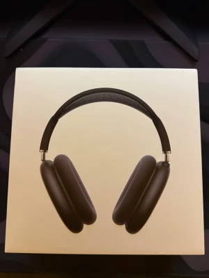 Apple AirPods Max svarta hörlurar - 🎧 AirPods Max – Ljud i toppklass  Upplev kraftfullt och klart ljud med effektiv brusreducering och hög komfort. Perfekta för musik, film och vardag – allt i en stilren premiumdesign.  🔋 Med laddkabel ingår för enkel och smidig användning.  👉 Ett självklart val för dig som vill ha det bästa.
