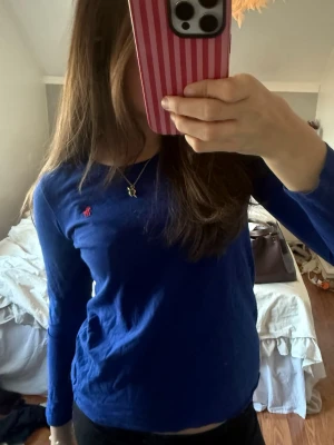 Blå långärmad topp från Ralph Lauren - Snygg mörkblå långärmad tröja från ralph lauren.