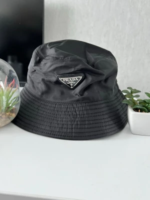 Svart bucket hat från Prada - Pr@d@ hatt pris kan diskutera  