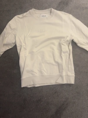 Replay tröja Beige - Hej! Säljer nu min replay tröja i beige eftersom den inte passar och legat ett tag. Tröjan är i nyskick och är Max använd 2 gånger. Tröjan är storlek M passar mellan 176-182 skulle jag säga.